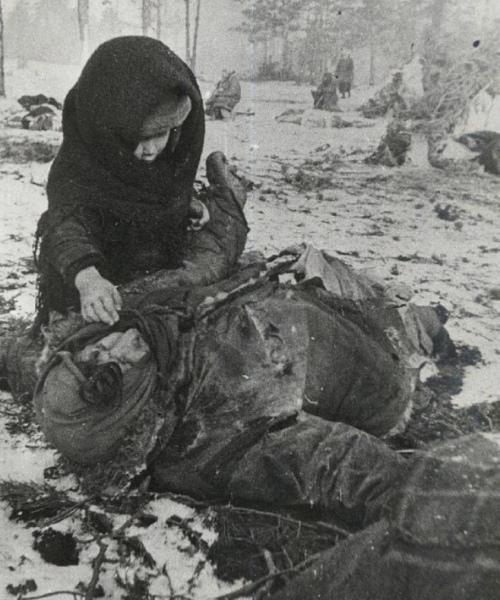 Мама проснись… 

Русская девочка пытается разбудить свою..0