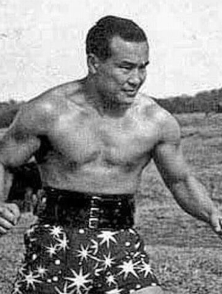 Масутацу Ояма, чемпион арены, одержал победу над 52 быками. 

Он..1