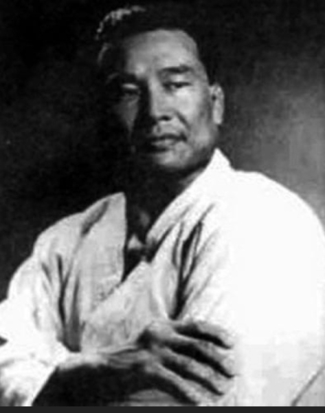 Масутацу Ояма, чемпион арены, одержал победу над 52 быками. 

Он..2