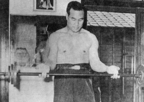 Масутацу Ояма, чемпион арены, одержал победу над 52 быками. 

Он..0