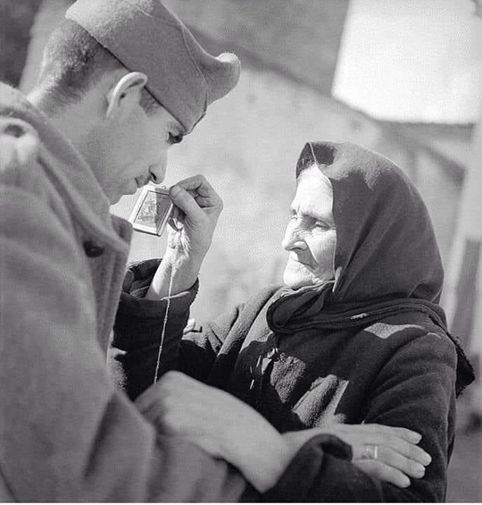 Мать даёт своему сыну икону перед отправкой его на фронт в..0