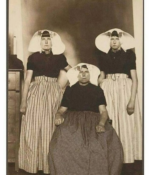 Мать с дочерьми. Голландия, 1906..0