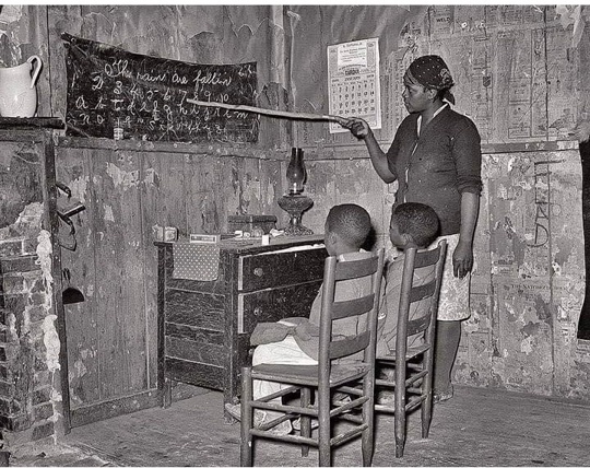 Мать учит своих детей грамоте. Луизиана , 1937..0