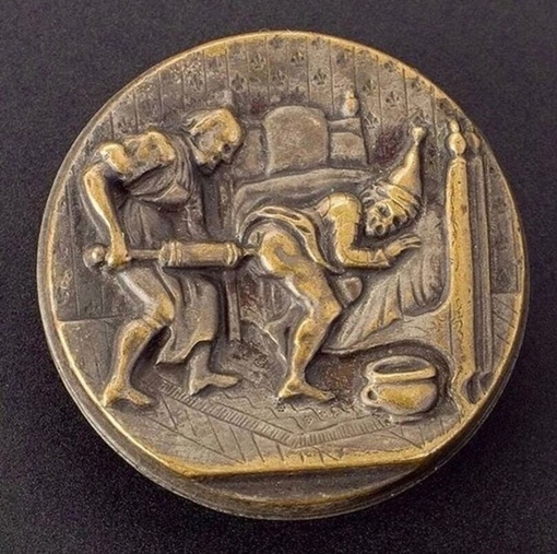 Металлическая пуговица 18 века с изображением средневекового..0