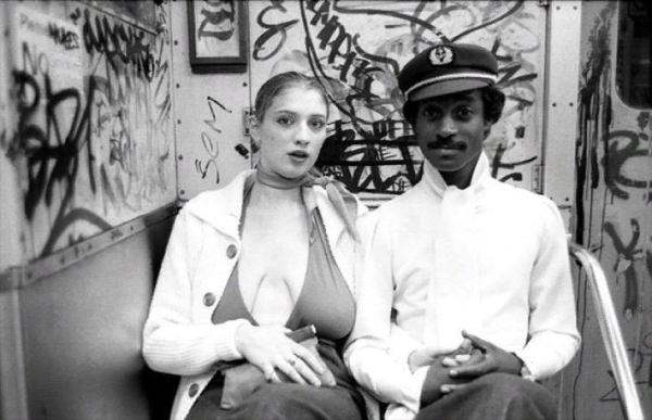 Молодая пара в метро Нью-Йорка,..0