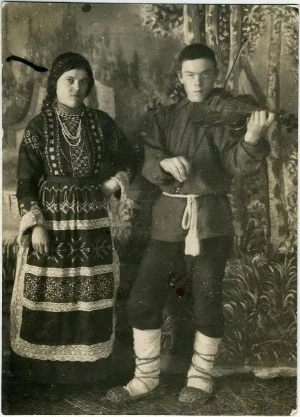 Молодая пара в народных костюмах. Вятская губерния, 1916..0