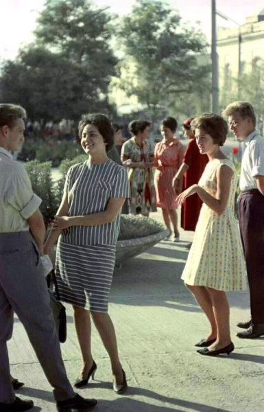 Молодежь у кинотеатра «Ватан», Ашхабад, 1964 г..0