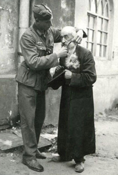 Молодой немецкий солдат пытается унизить пожилого еврея,..0