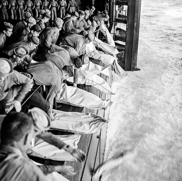 Морские похороны на USS Intrepid: дань павшим героям.

Похороны в море..0