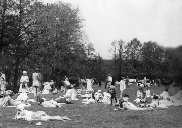 Москвичи принимают солнечные ванны и купаются за городом, июль..0