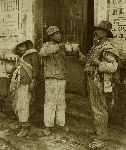 Мужчины пьют пульке, Мехико, 1920-й год, фото — Агустин..0