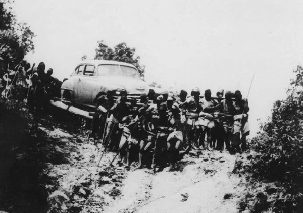 На этих фотографиях 1939 года запечатлена доставка подарка..1