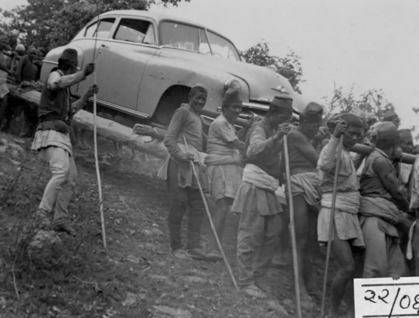 На этих фотографиях 1939 года запечатлена доставка подарка..0