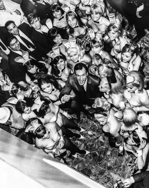 На фотографии из 1976 года изображен основатель журнала 