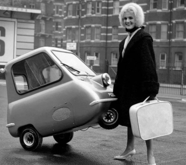 На фотографии изображен одноместный серийный автомобиль «Peel P50»,..0
