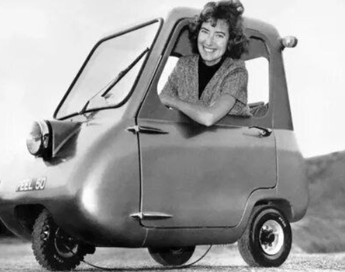 На фотографии изображен одноместный серийный автомобиль «Peel P50»,..1