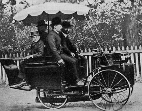 На фотографии изображён самый старый работающий автомобиль на..0