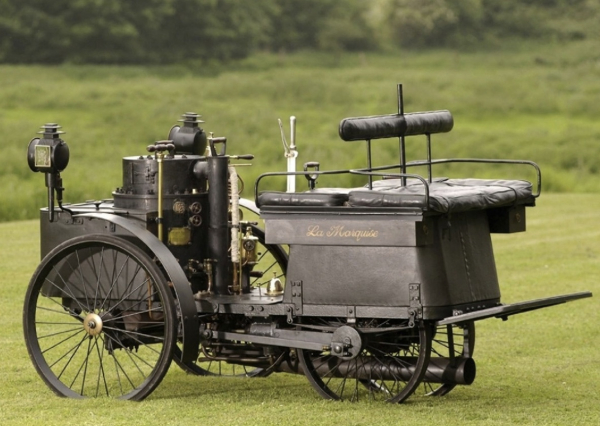 На фотографии изображён самый старый работающий автомобиль на..2