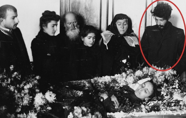 На фотографии, сделанной в 1907 году, Иосиф Сталин присутствует на..0