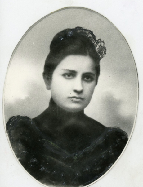 На фотографии, сделанной в 1907 году, Иосиф Сталин присутствует на..1