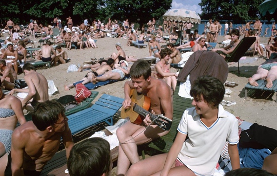 На пляже Серебряного Бора. Москва, 1964..0
