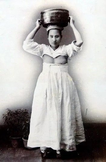 Начиная с 17 века суровая мода в Корее приветствовала открытые..1