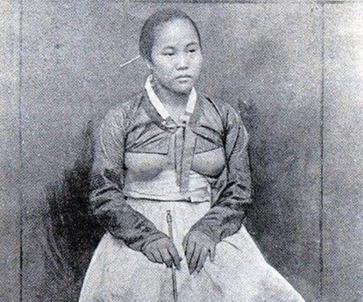 Начиная с 17 века суровая мода в Корее приветствовала открытые..0