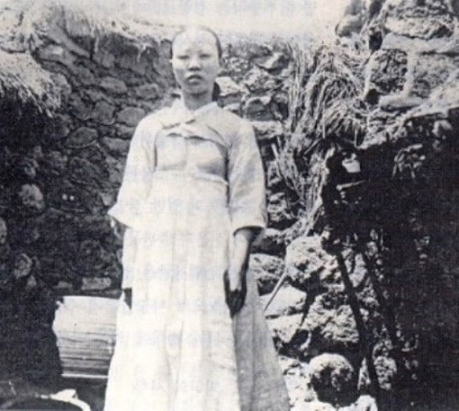 Начиная с 17 века суровая мода в Корее приветствовала открытые..2