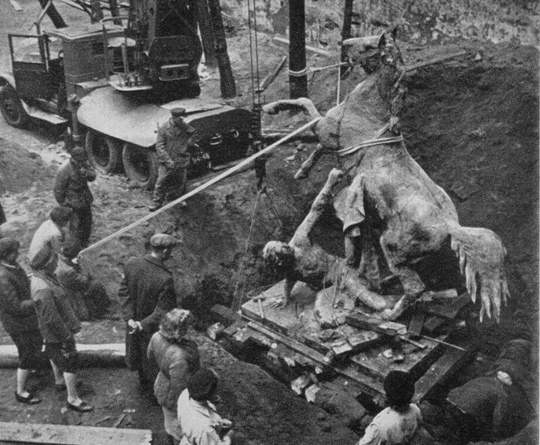 Немногие сейчас знают, что знаменитые кони с Аничкова моста из..0