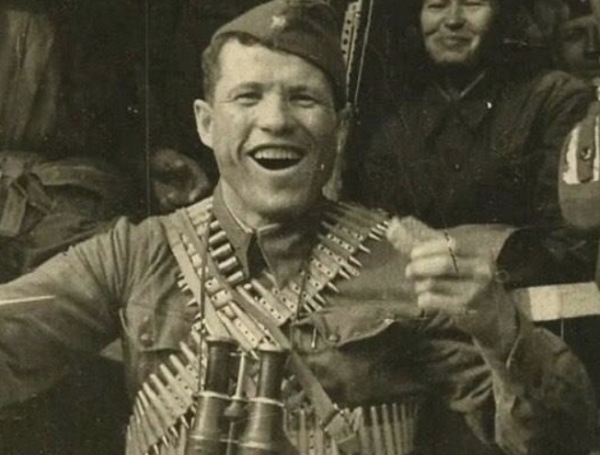 Неудержимый герой: Как один красноармеец с топором превратил..0