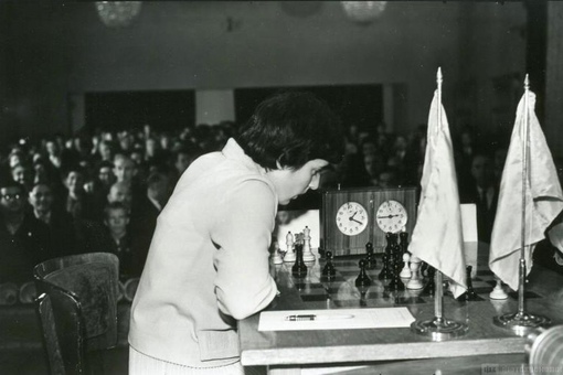 Нона Гаприндашвили во время матча на первенство мира 1962..1