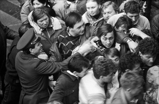 Очередь за дефицитным товаром, ГУМ, март 1990..0