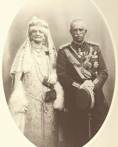 Один из последних официальных портретов королевы Италии..0