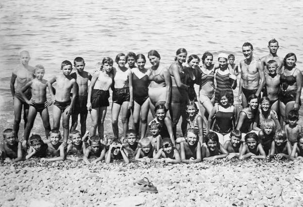 Отряд пионеров с вожатыми и педагогами на морском пляже. Гурзуф ,..0