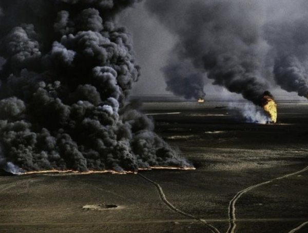 Перед отступлением из Кувейта в январе 1991 года иракские войска..1