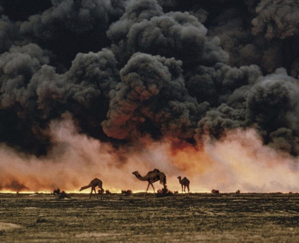 Перед отступлением из Кувейта в январе 1991 года иракские войска..0