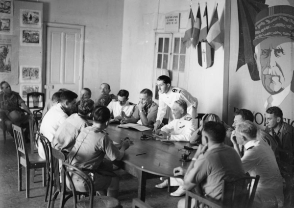 Переговоры о капитуляции французских войск Виши с базы..0