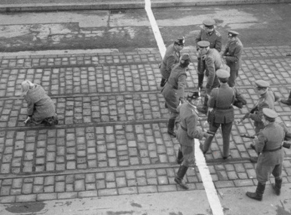 Побег через Берлинскую Границу: История Девушки, Которая..0