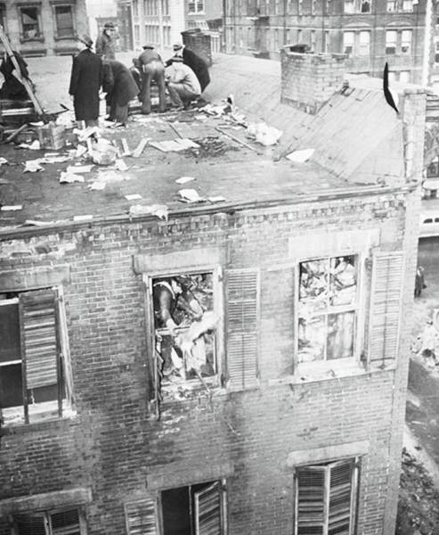 Полиция потратила две недели на очистку тонн мусора из квартиры..2