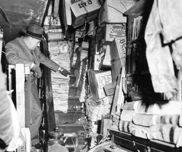 Полиция потратила две недели на очистку тонн мусора из квартиры..3