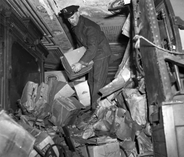 Полиция потратила две недели на очистку тонн мусора из квартиры..0