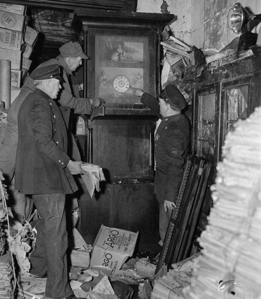 Полиция потратила две недели на очистку тонн мусора из квартиры..1