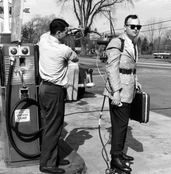 Продавец заправляет свои роликовые коньки 1961 год.

В 1961 году..0