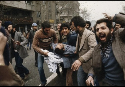 Протестующие несут раненого после того, как правительственные..0