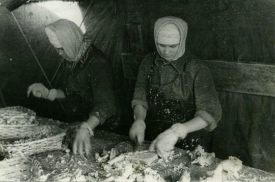 Резчицы крабового мяса на плавучем заводе 