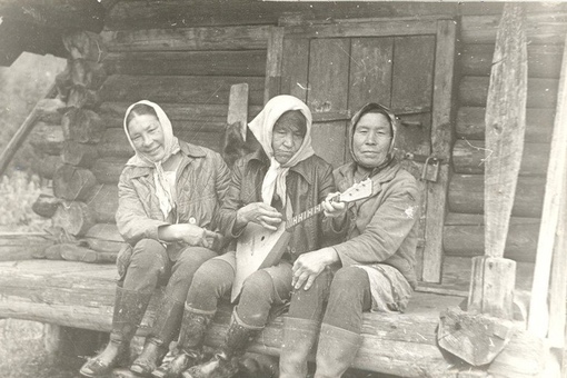 Шорки с балалайкой.СССР, 1982 г.

Автор фото : Валерий..0