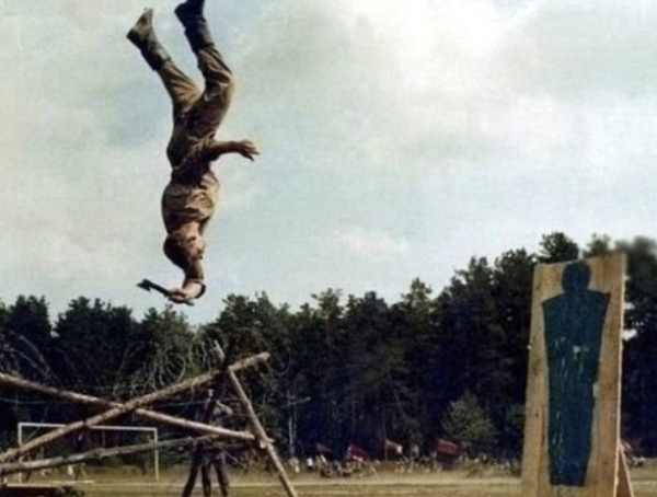 Советский спецназ в действии: Невероятный прыжок с топором
На..0