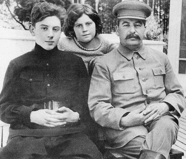 Сталин и Его Дети: Жизнь в Тени Великого Лидера
Иосиф Сталин от..0