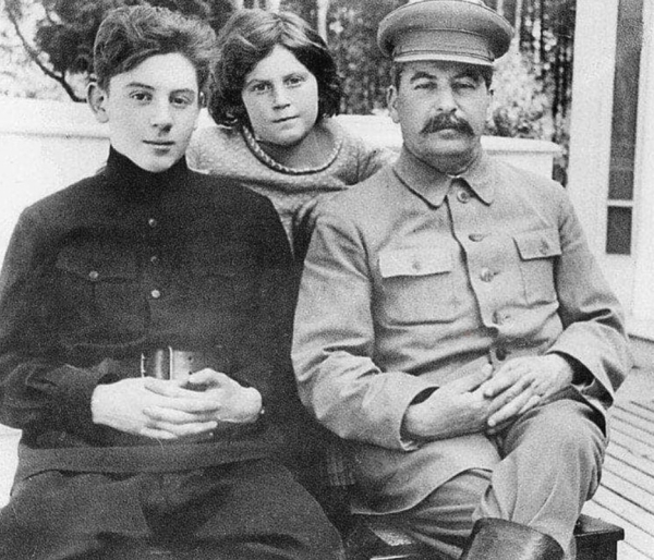 Сталин с детьми. 

Из второго брака Сталина родились двое детей:..0