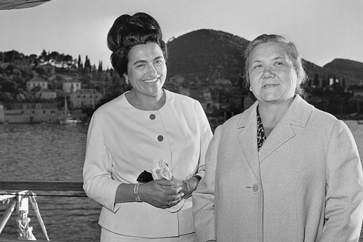 Супруга Никиты Хрущева Нина Петровна (справа) и супруга Иосипа..0